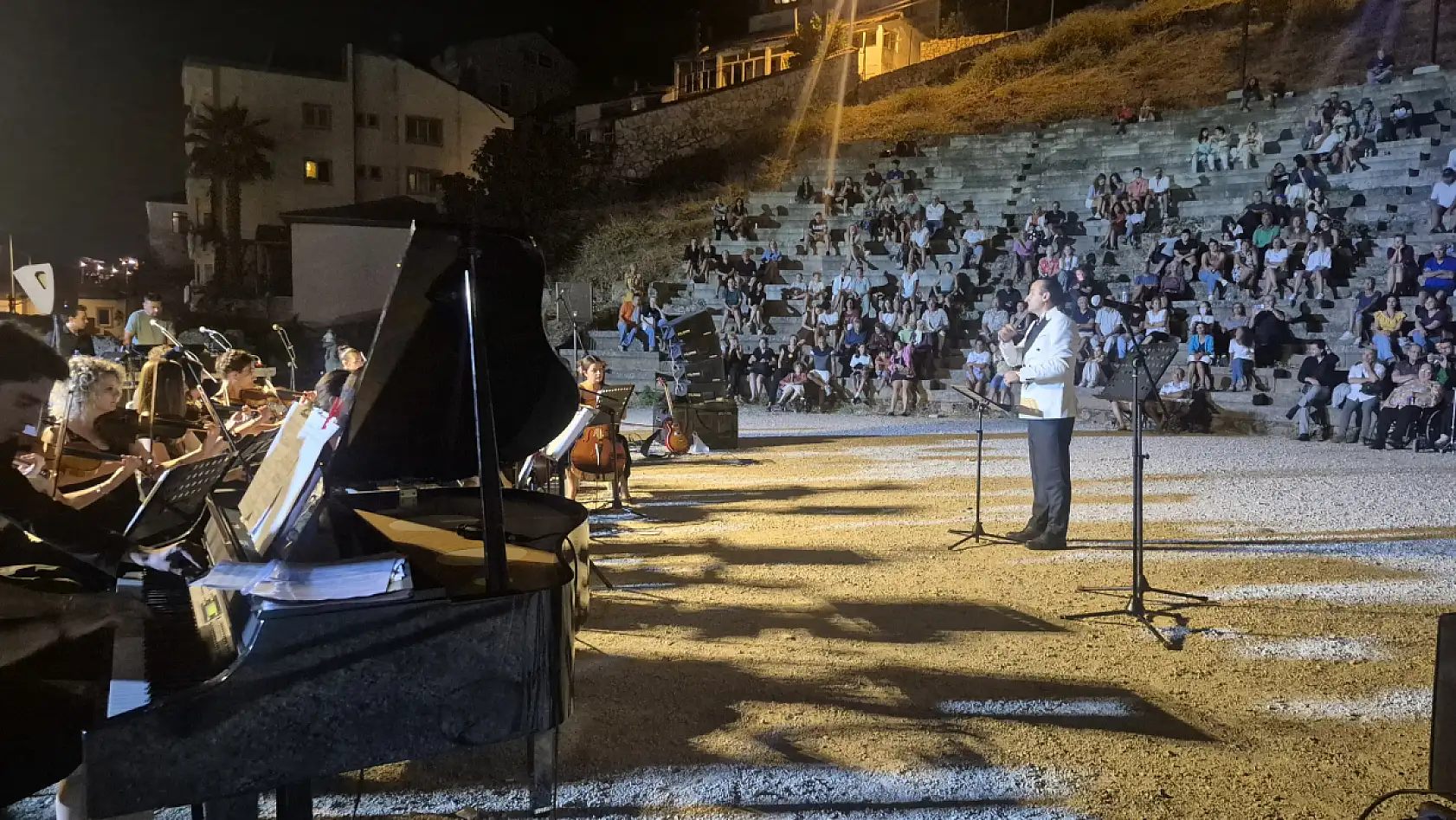 Fethiye'de Poli Orkestrası Sahne Aldı, Klasik Müzik Rüzgarı Esti