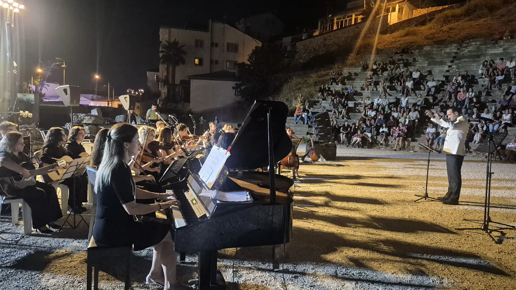 Fethiye'de Poli Orkestrası Sahne Aldı, Klasik Müzik Rüzgarı Esti