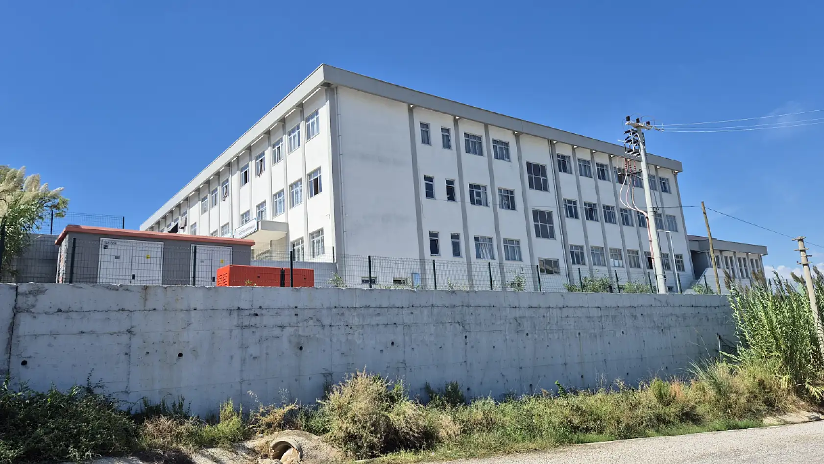Fethiye'de Veliler Öğretmenlerinin Seydikemer'e Görevlendirilmesine Tepki Gösterdi