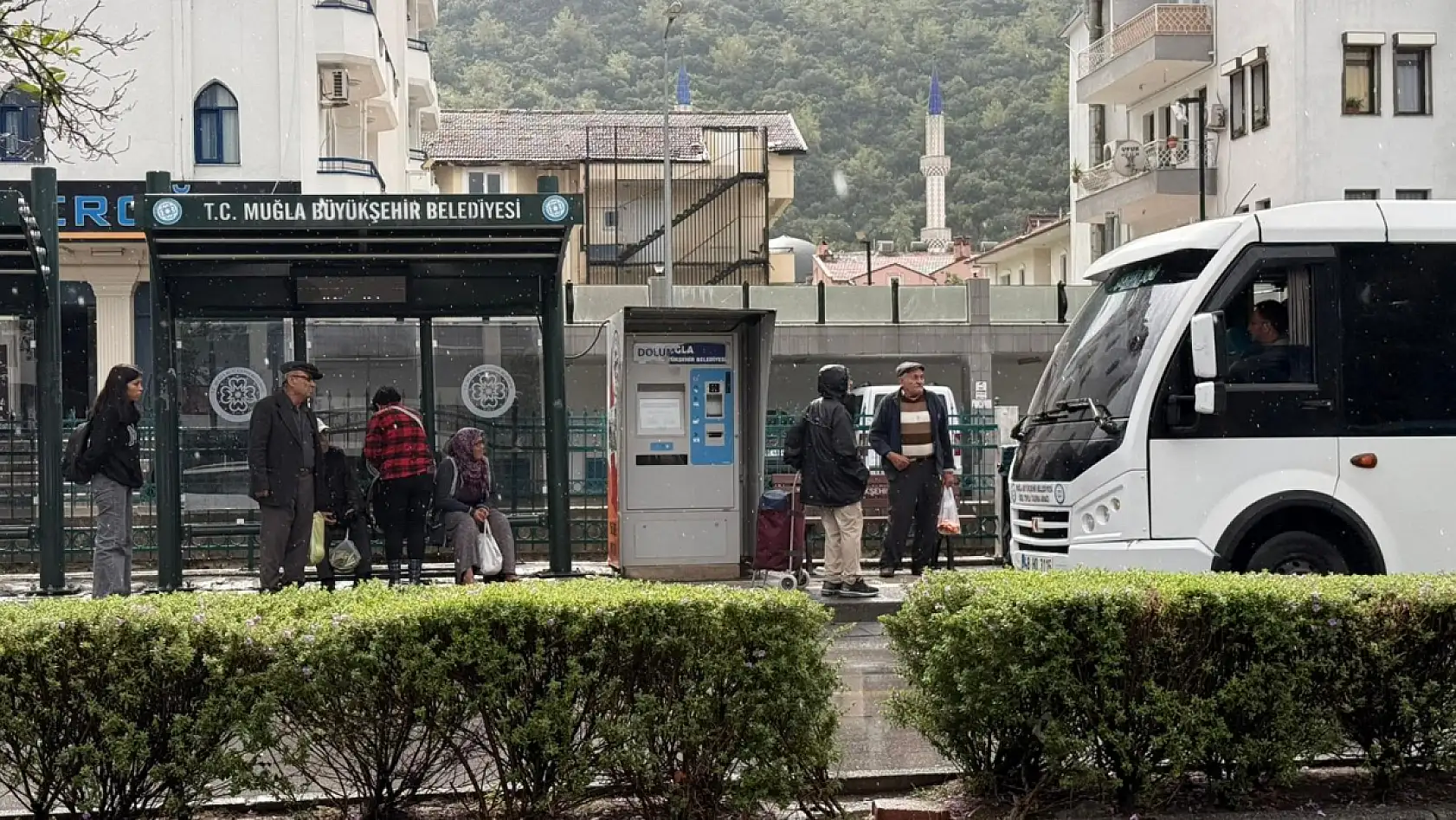 Fethiye'de Sağanak Yağış Etkisini Sürdürüyor! Vatandaşlar Toplu Taşımaya Yöneldi