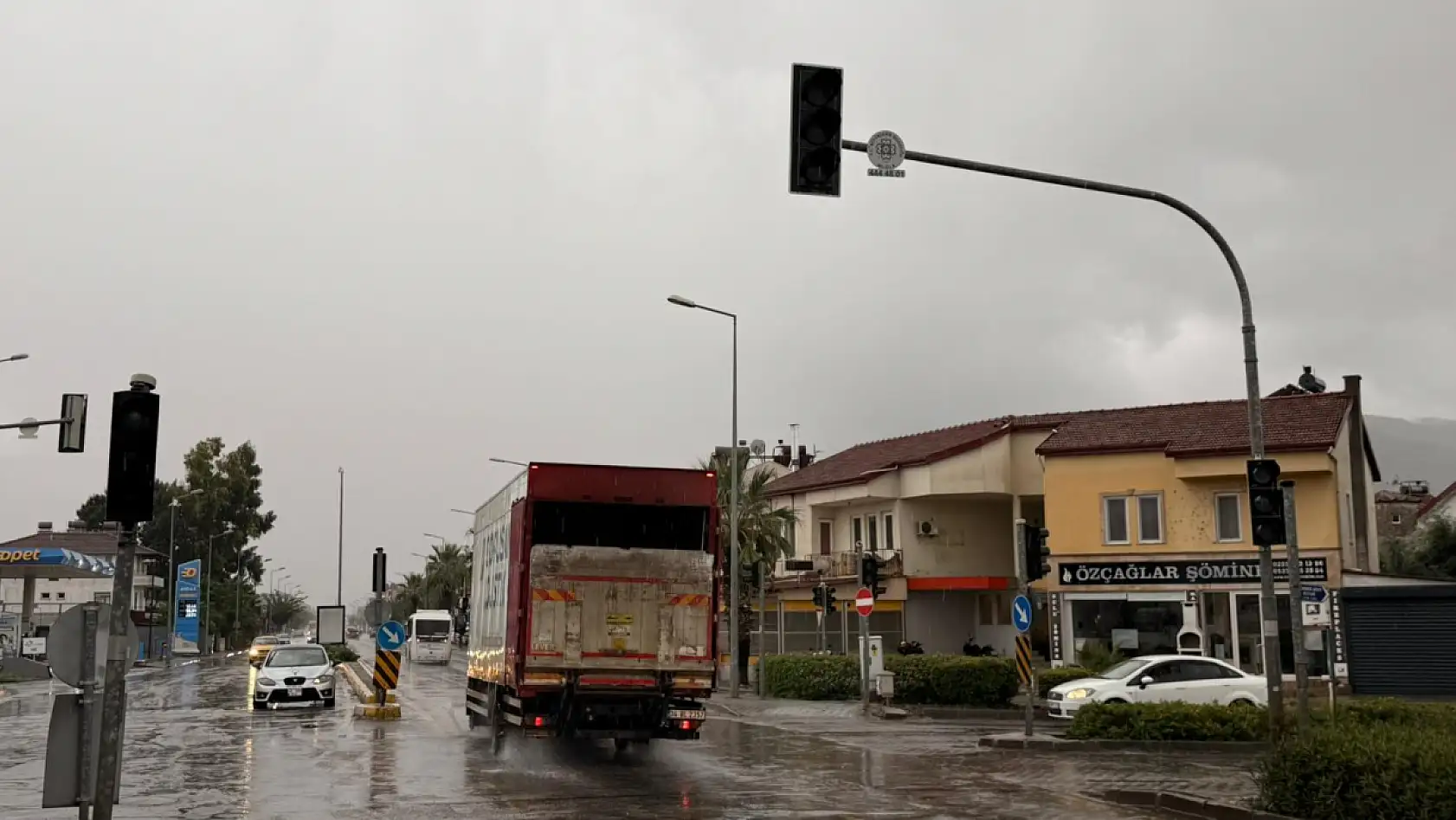 Fethiye'de elektrik kesildi: Trafik ışıkları söndü