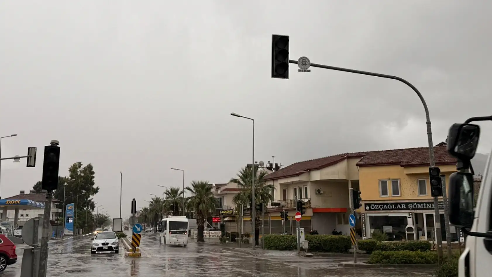 Fethiye'de elektrik kesildi: Trafik ışıkları söndü