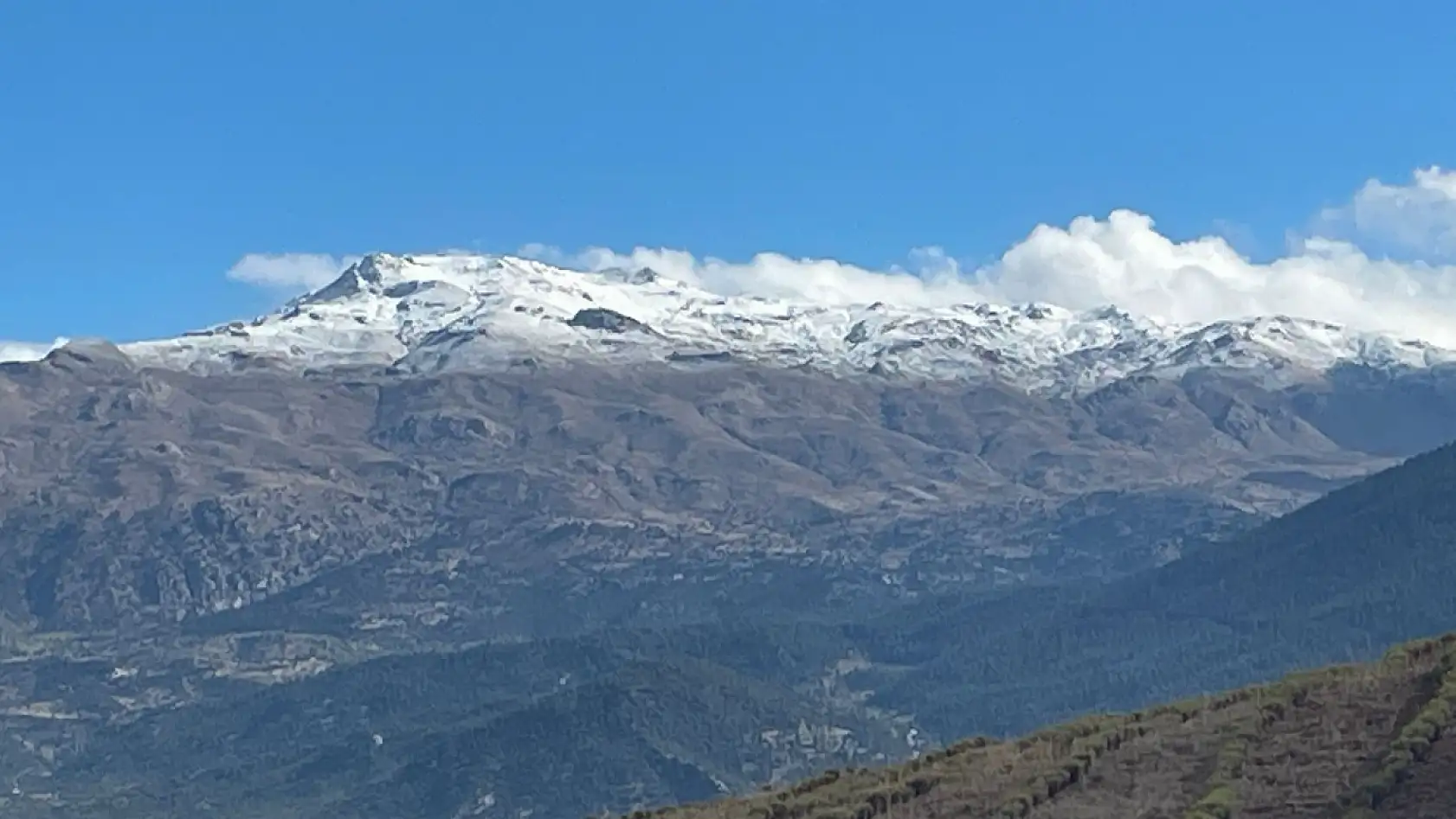 Seydikemer'in yüksek dağlarına yılın ilk karı düştü