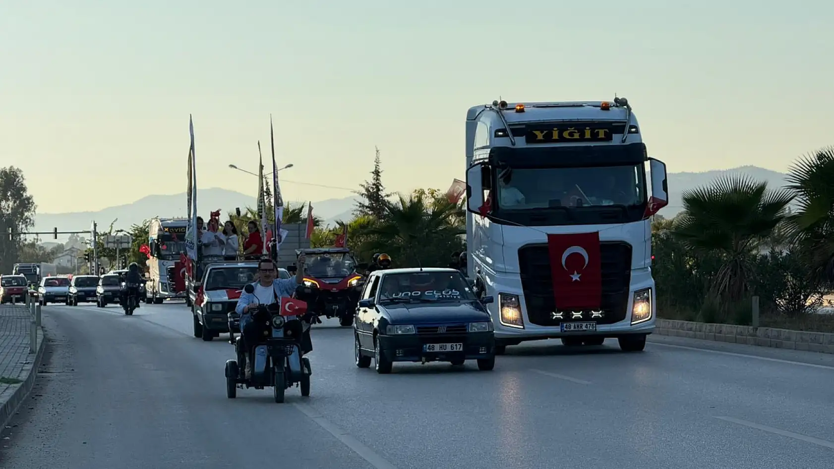 Cumhuriyet Coşkusu Fethiye yollarında: Uno Club'tan gururlandıran konvoy