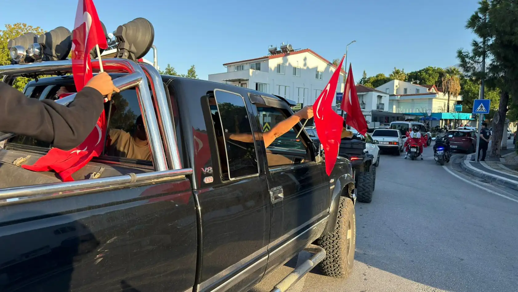 Cumhuriyet Coşkusu Fethiye yollarında: Uno Club'tan gururlandıran konvoy
