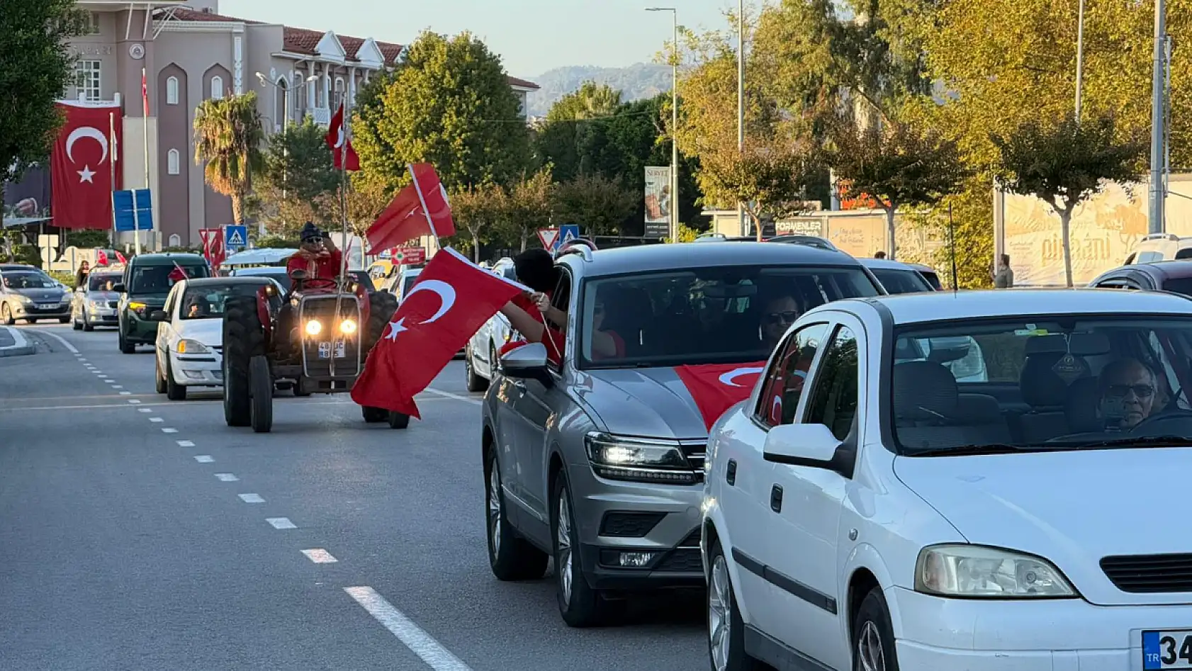 Cumhuriyet Coşkusu Fethiye yollarında: Uno Club'tan gururlandıran konvoy