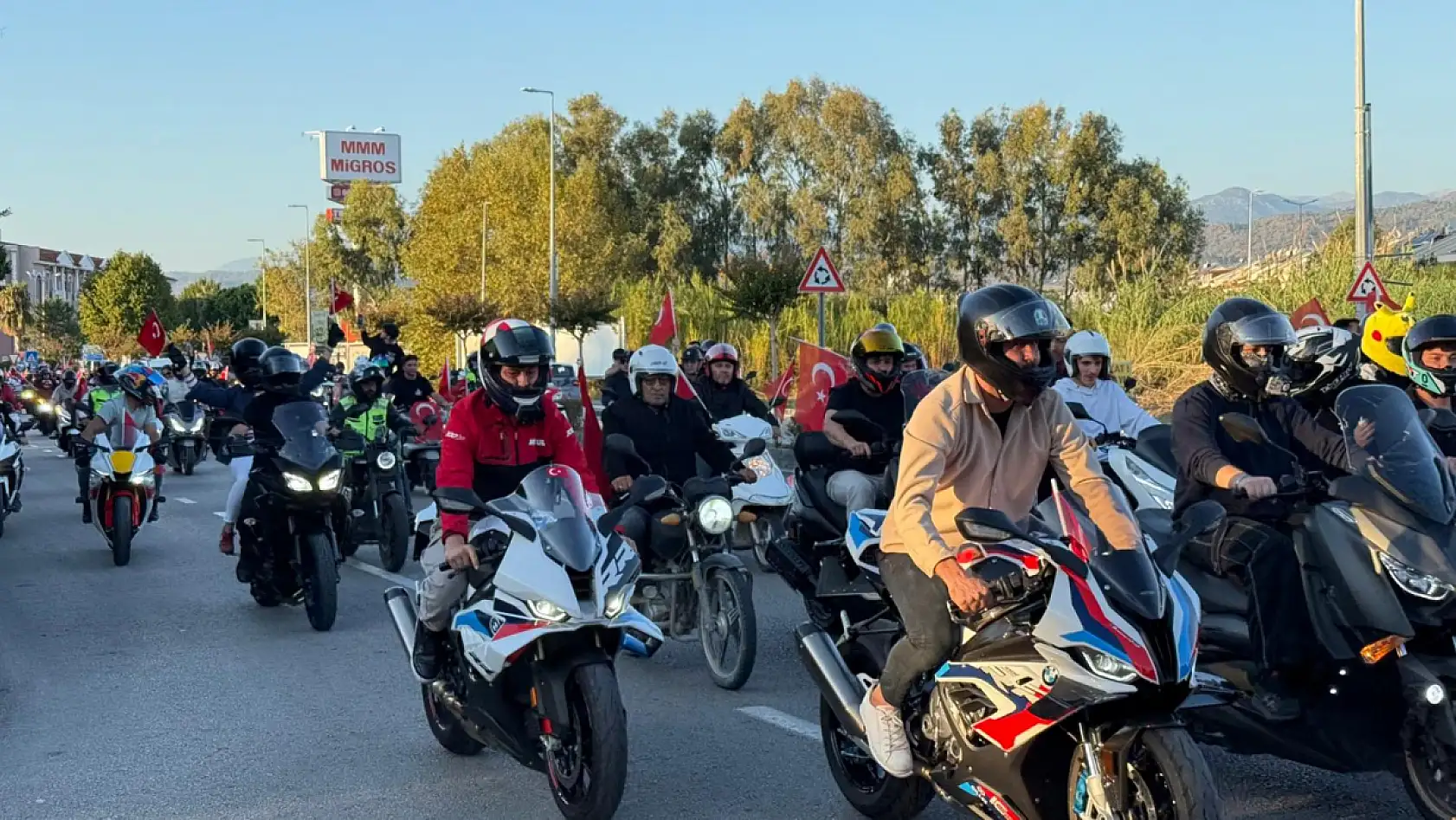 Cumhuriyet Coşkusu Fethiye yollarında: Uno Club'tan gururlandıran konvoy