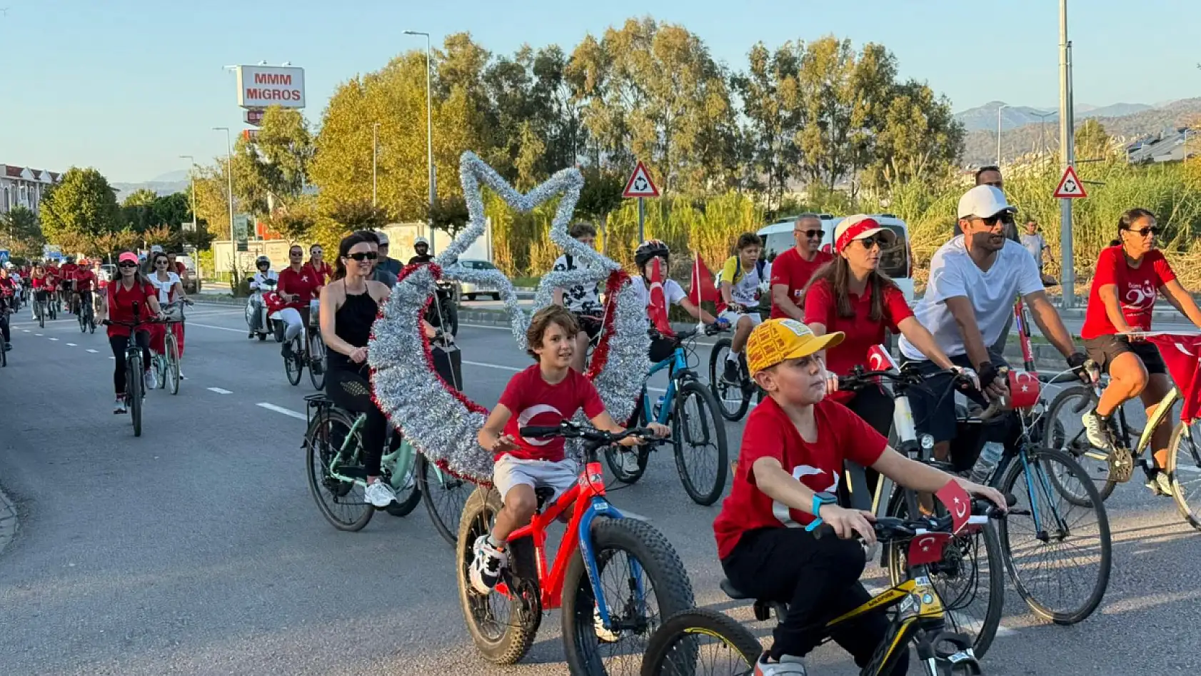 Cumhuriyet Coşkusu Fethiye yollarında: Uno Club'tan gururlandıran konvoy