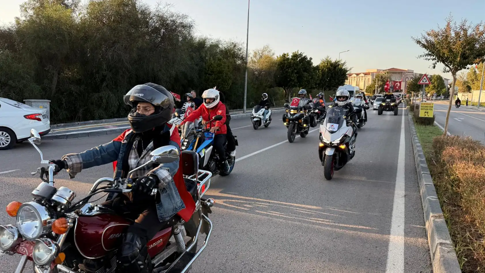 Cumhuriyet Coşkusu Fethiye yollarında: Uno Club'tan gururlandıran konvoy