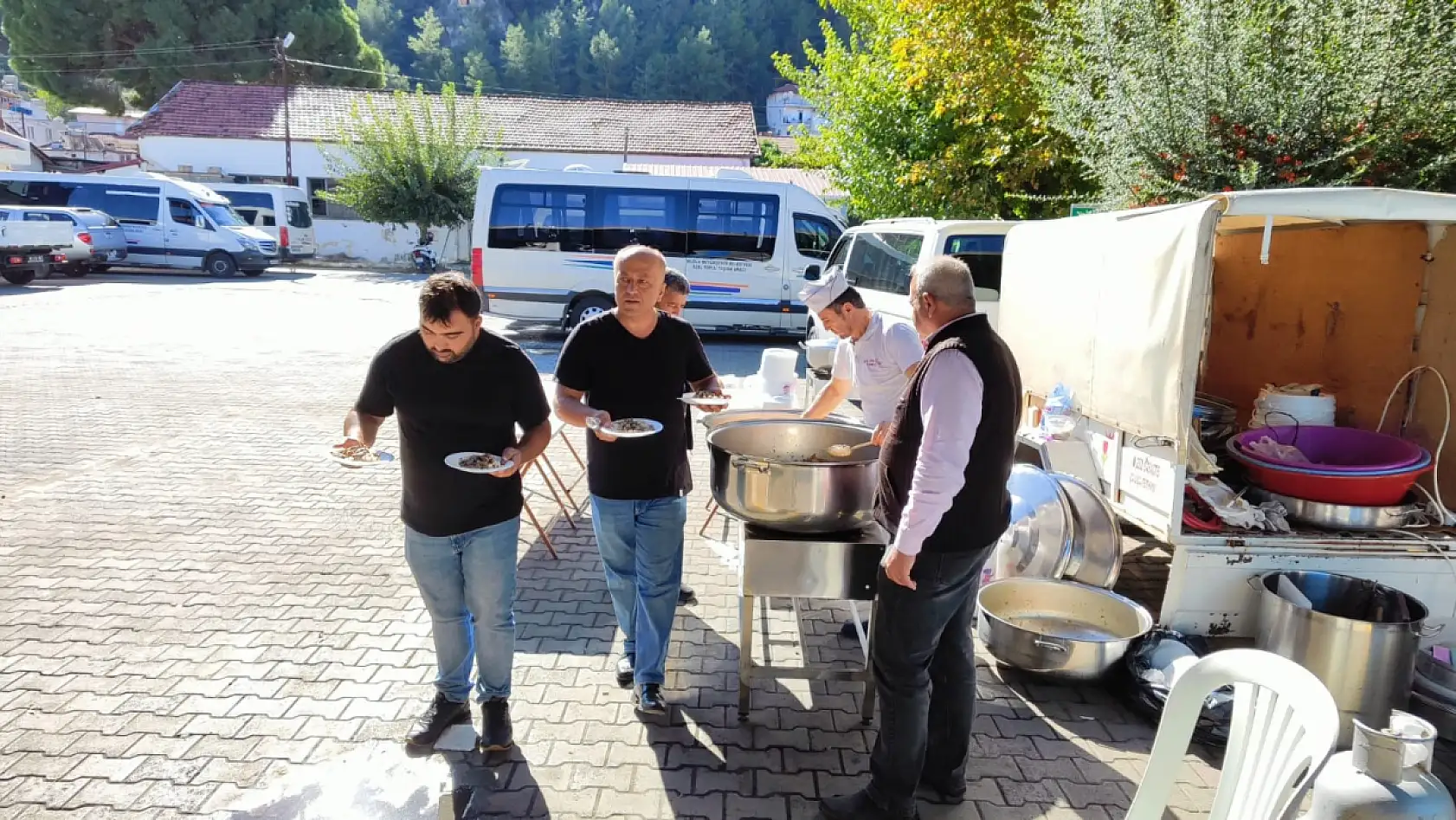 Minibüsçüler geleneksel yemek ikramı etkinliği