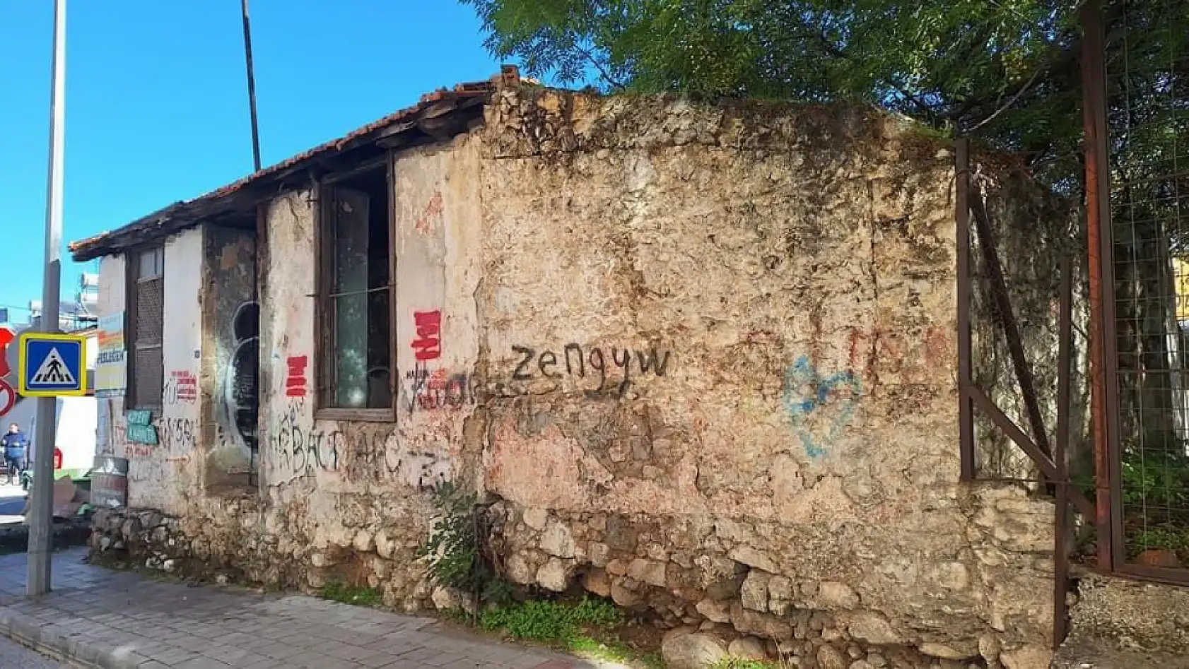 Kesikkapı Mahallesi'ndeki Metruk Bina Temizlendi