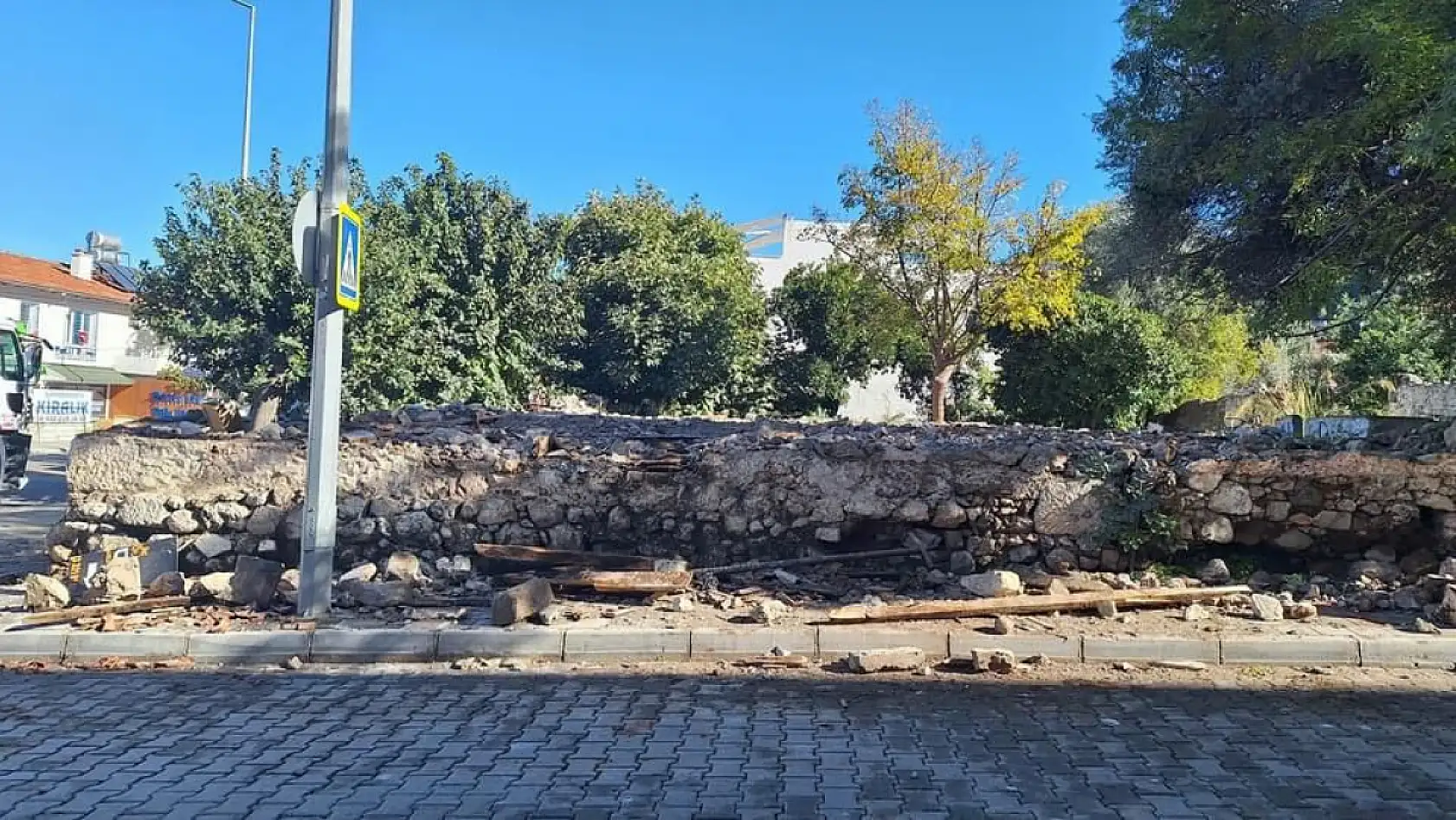 Kesikkapı Mahallesi'ndeki Metruk Bina Temizlendi