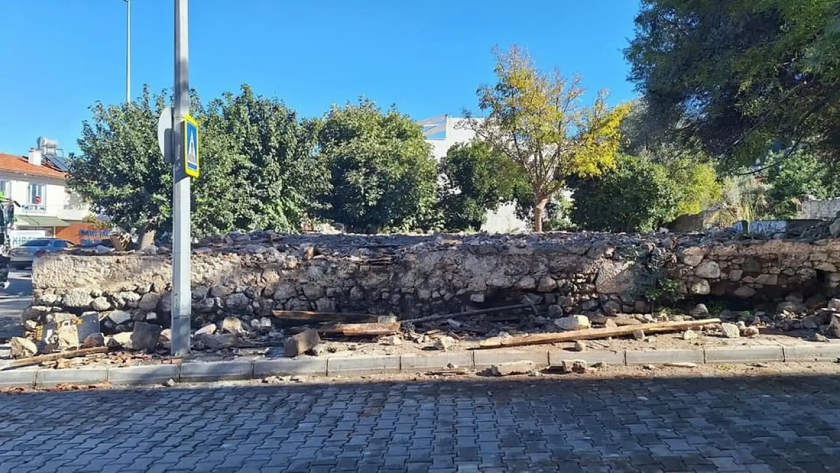 Kesikkapı Mahallesi'ndeki Metruk Bina Temizlendi