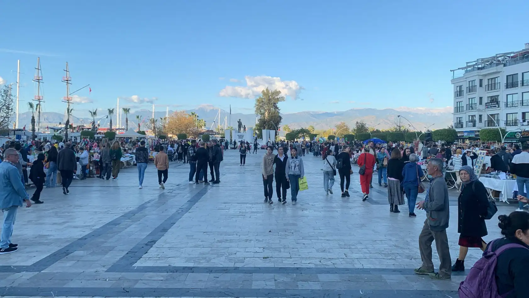 Fethiye Yeni Yıl Pazarı'na İkinci Gününde Yoğun İlgi