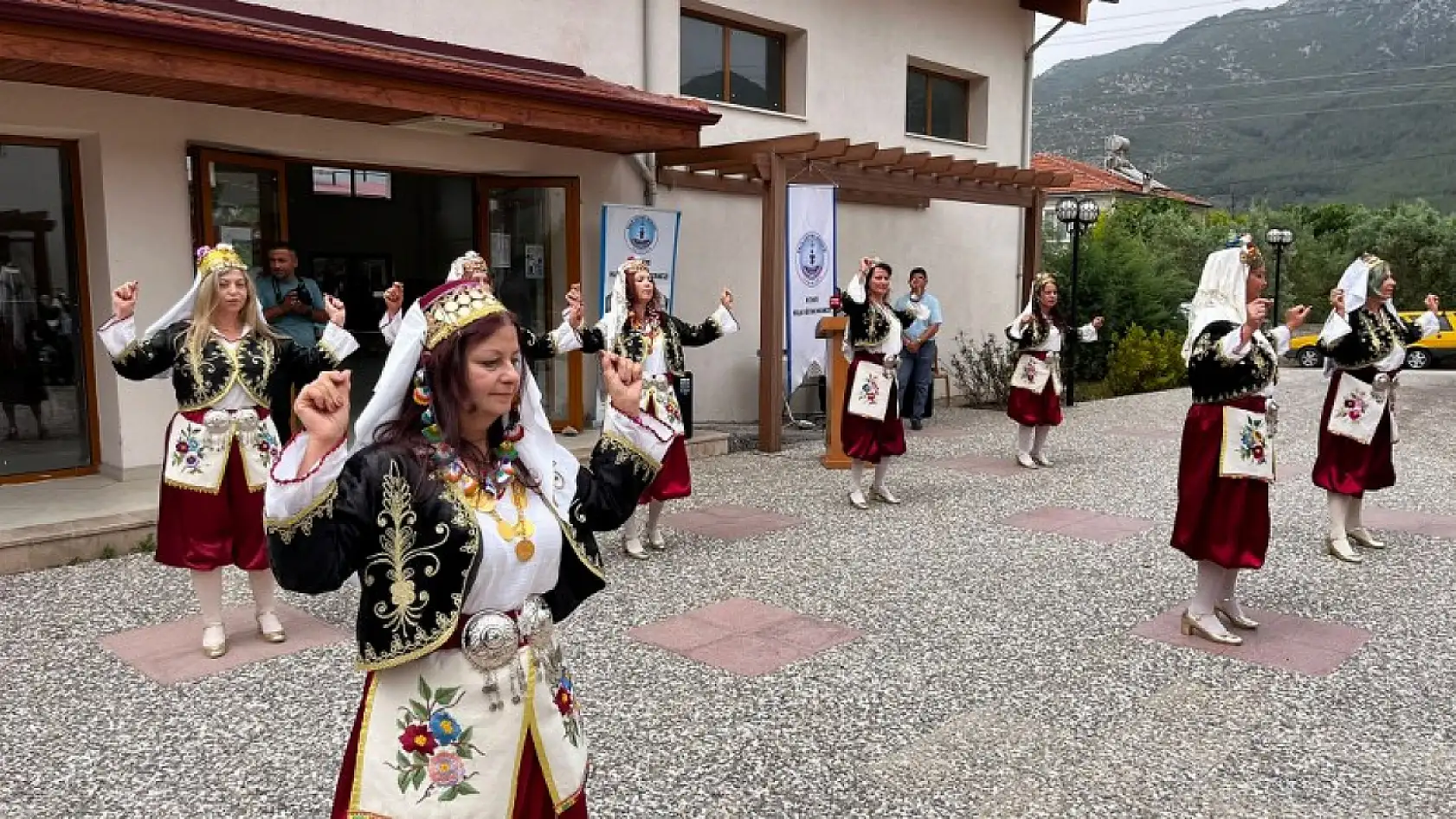 Fethiye'de Halk Eğitim Üzümlü Dastar Dokuma ve Giyim Sergisi Açıldı
