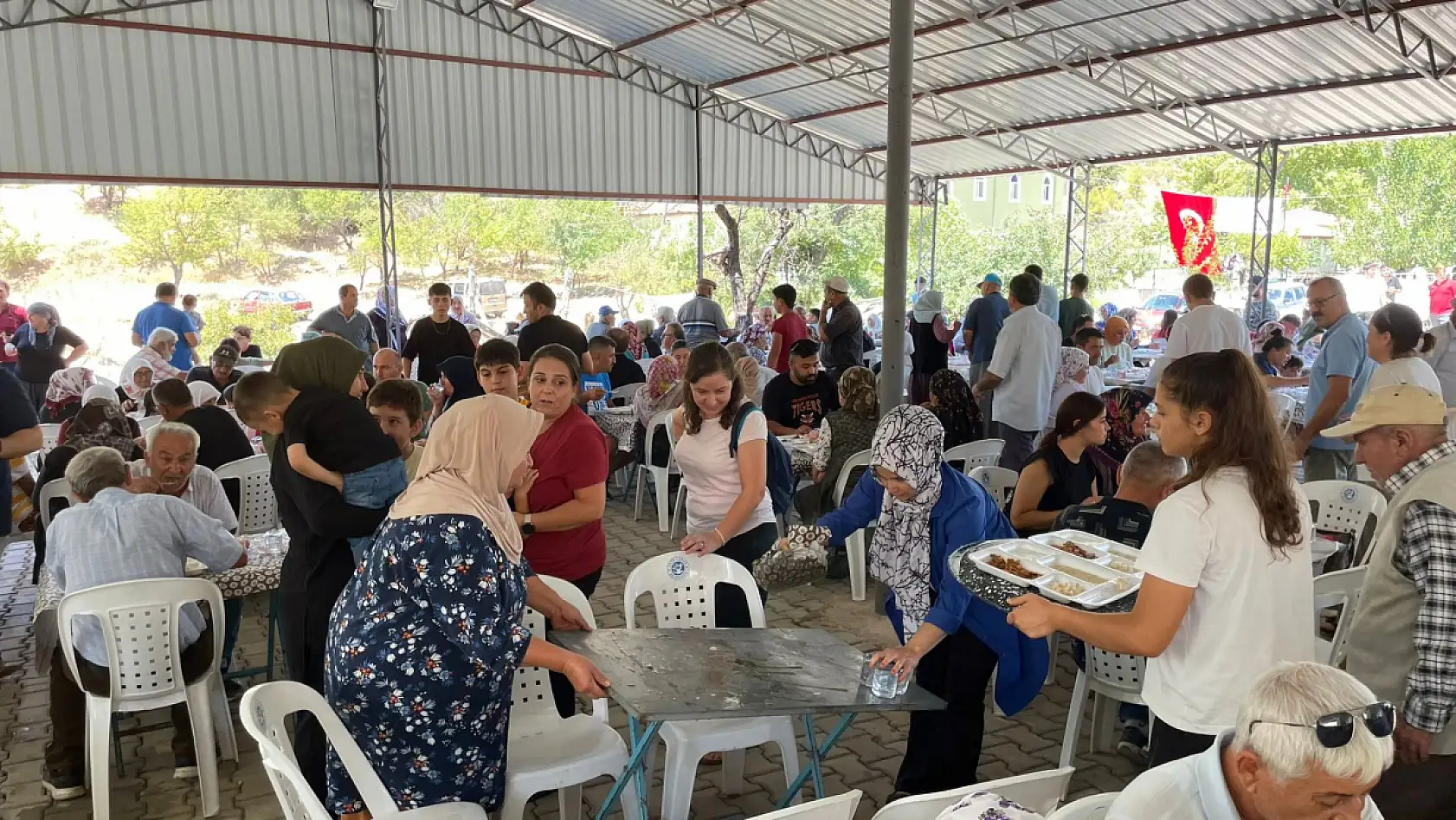 Seydikemer'in Yayla Patlangıç Mahallesi'nde Dayanışma Yemeği