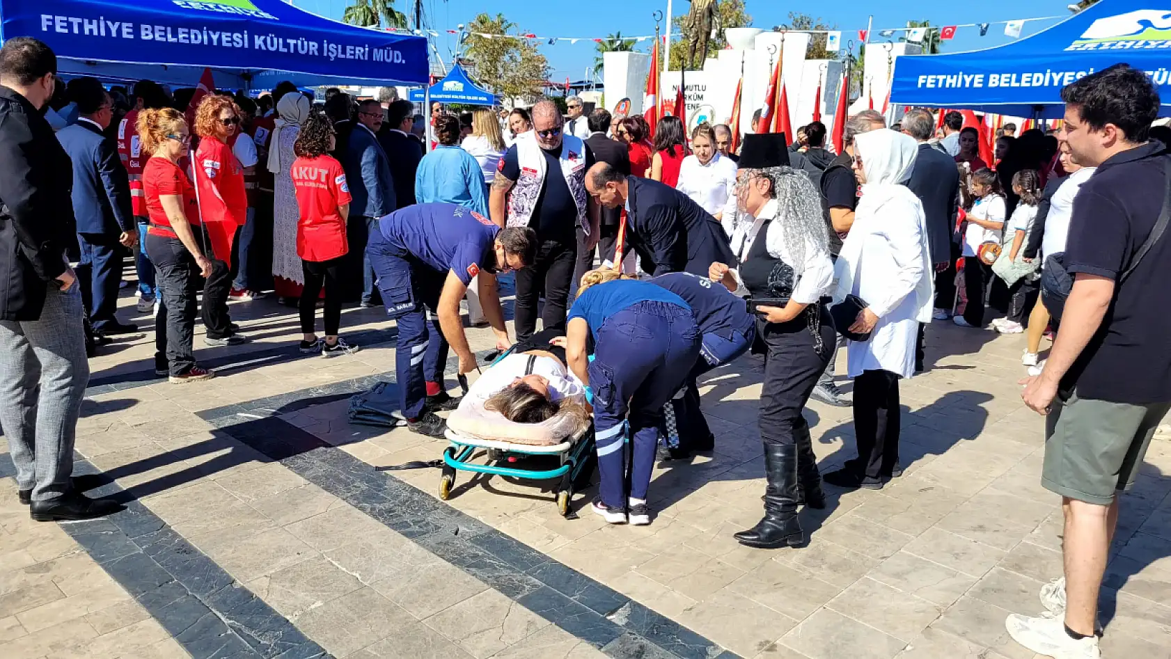 Cumhuriyet Coşkusuna Talihsizlik, Fethiye'de Polis Köpek Saldırısına Uğradı, Vatandaş Bayıldı