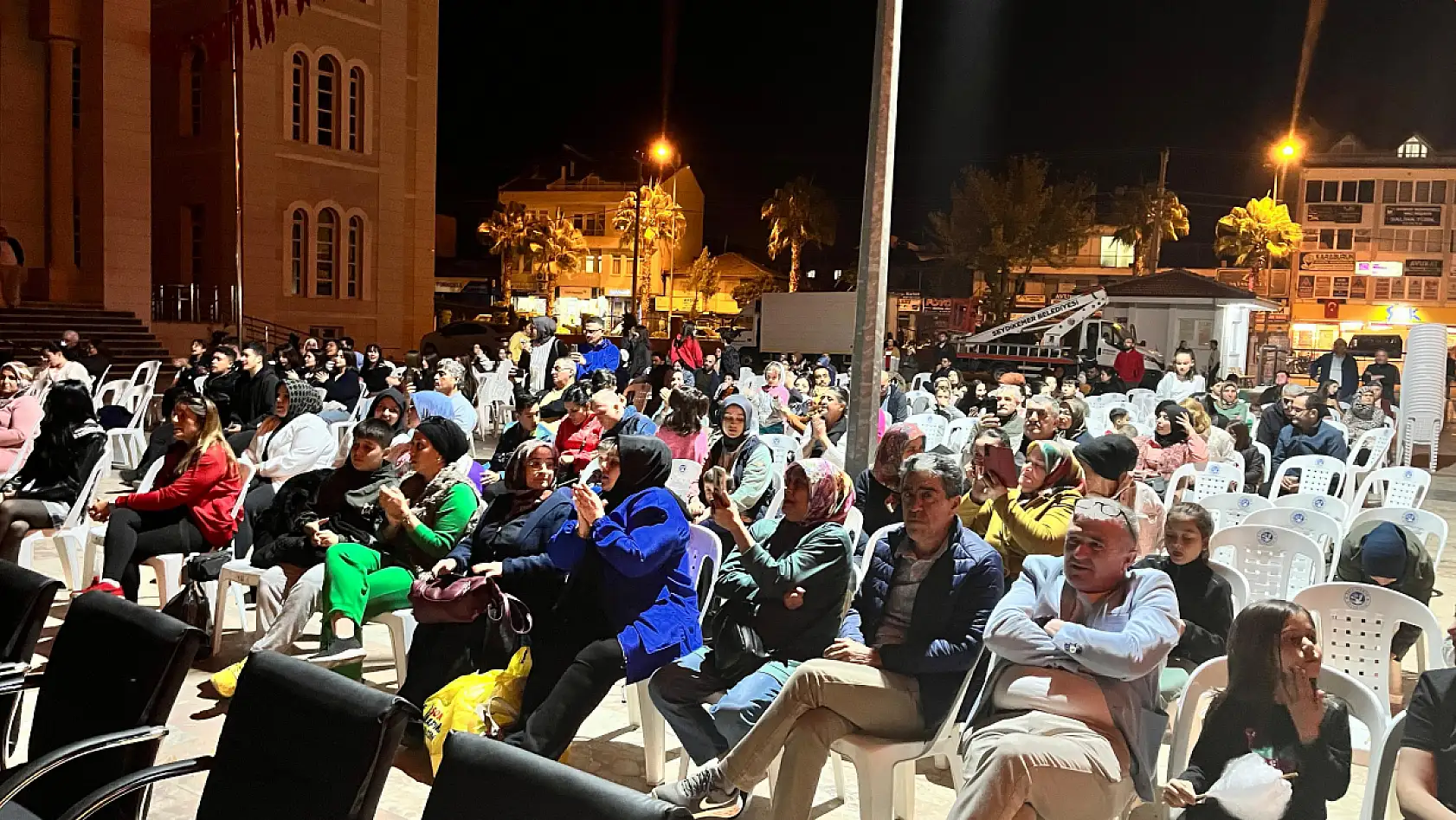 Seydikemer'de Cumhuriyet Bayramı Coşkusu: Gezen Sinema ve Müzik Şöleni