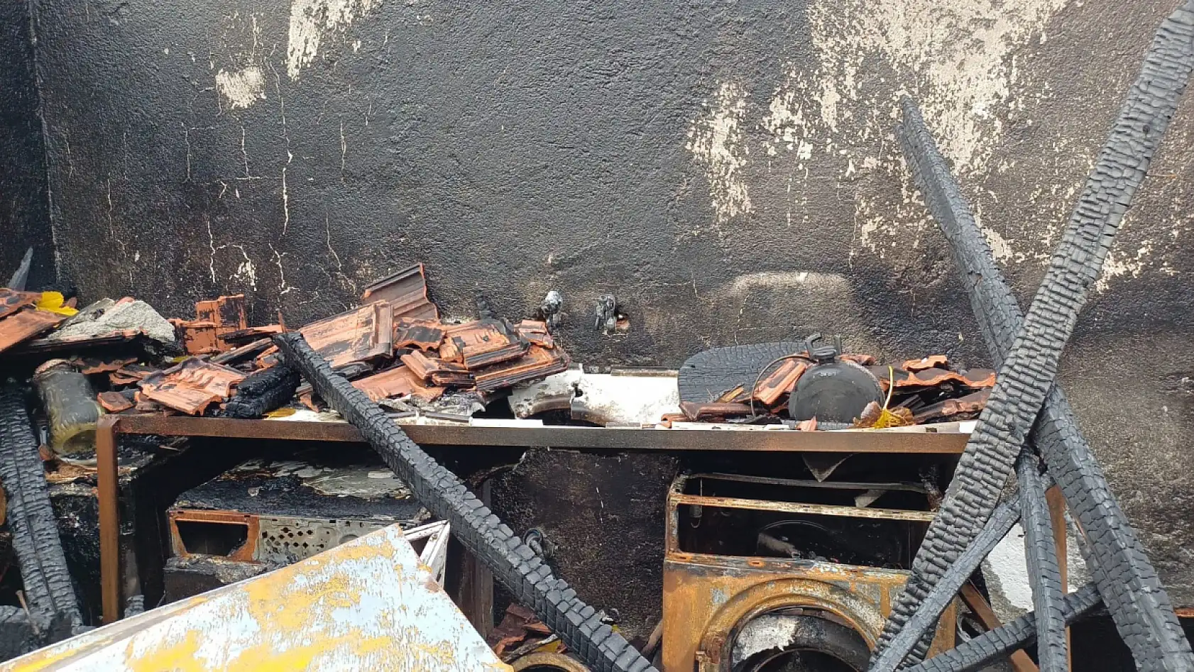 Seydikemer'de evi yanan Yakabağ Ailesi Yardım Bekliyor