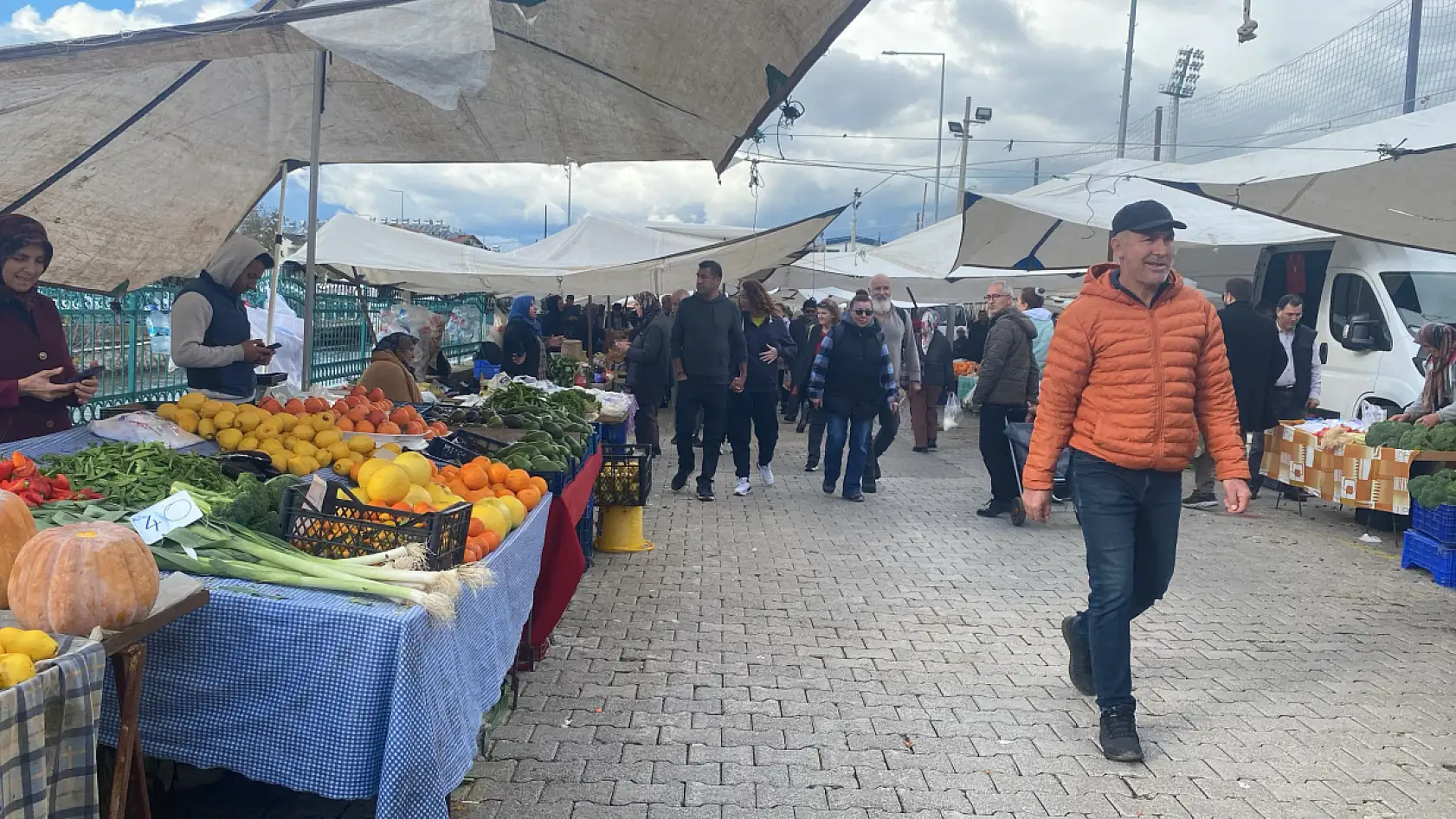 Fethiye Cuma Pazarı'nda esnaf yoğunluktan memnun kaldı