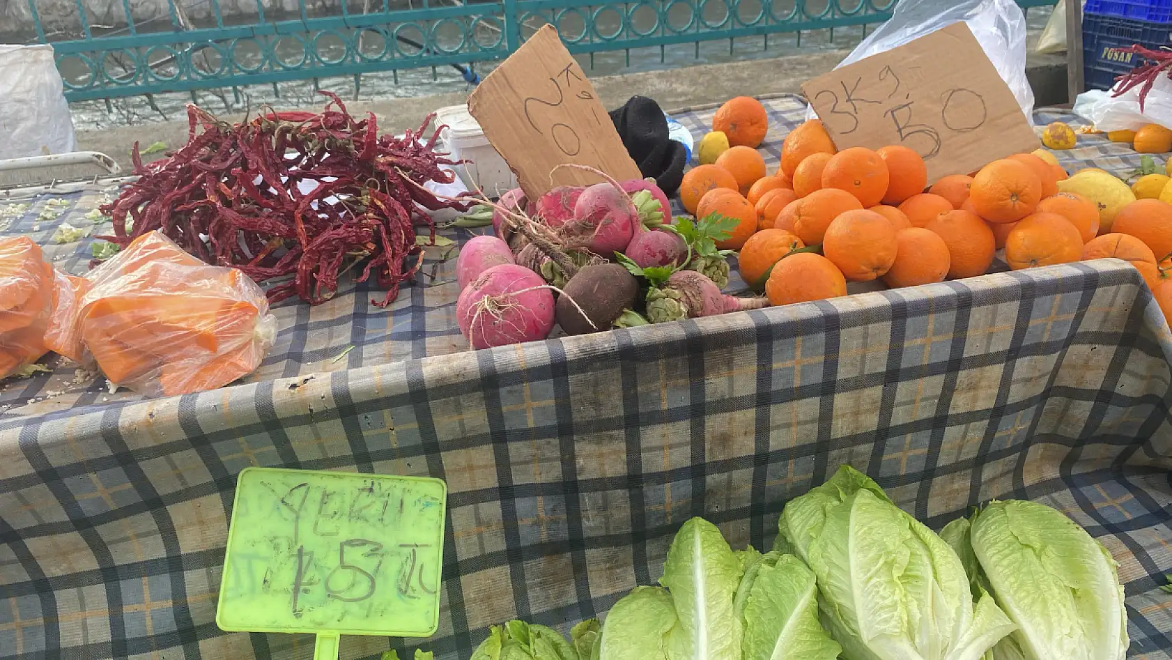 Fethiye Cuma Pazarı'nda esnaf yoğunluktan memnun kaldı