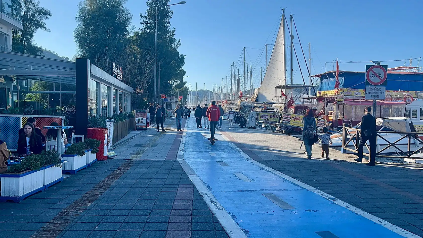 Fethiye'ye bahar havası geldi! Sokaklar, parklar ve Kordon dolup taştı