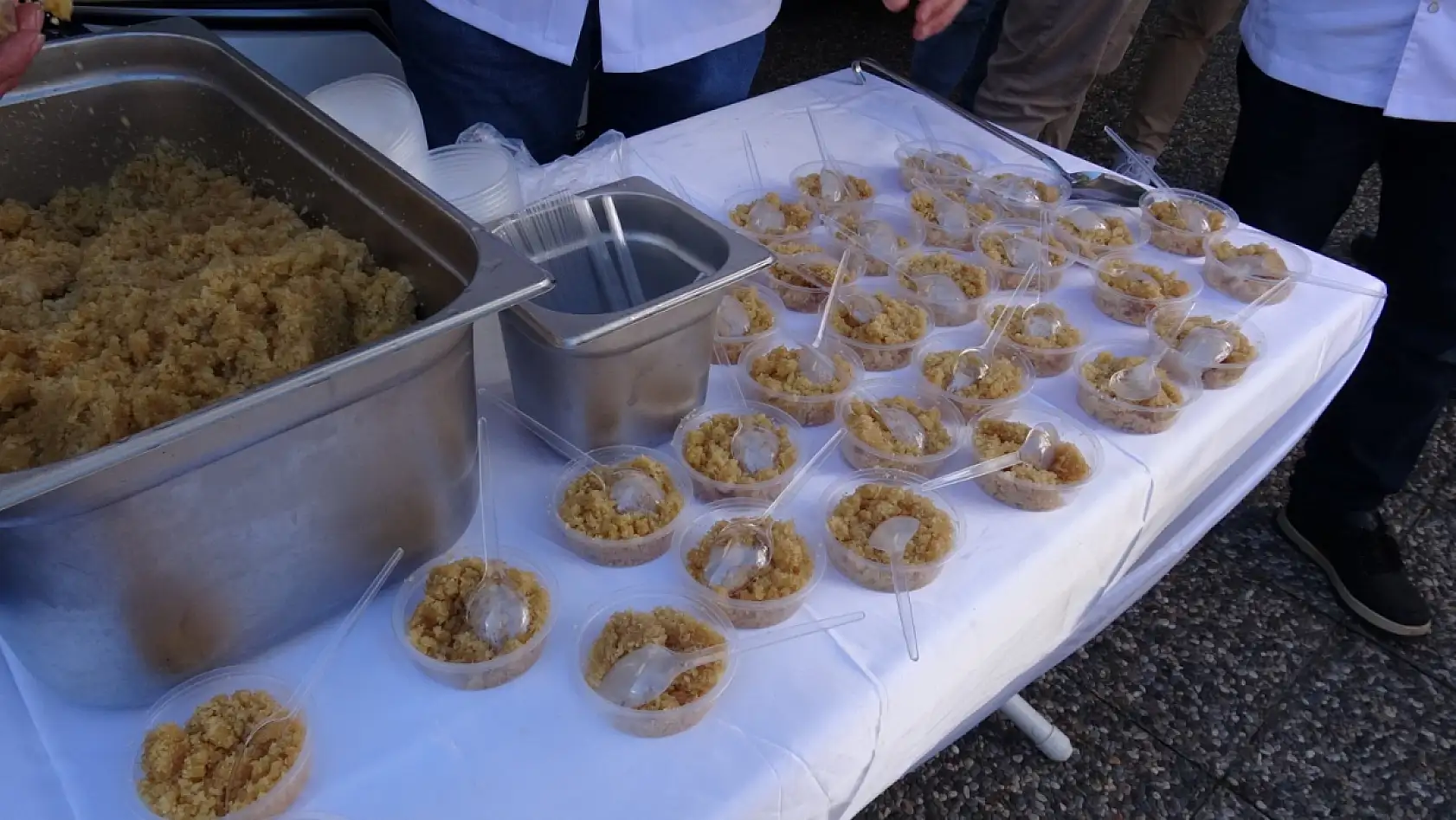 Fethiye'de depremde hayatını kaybedenlerin anısına irmik helvası ikramı