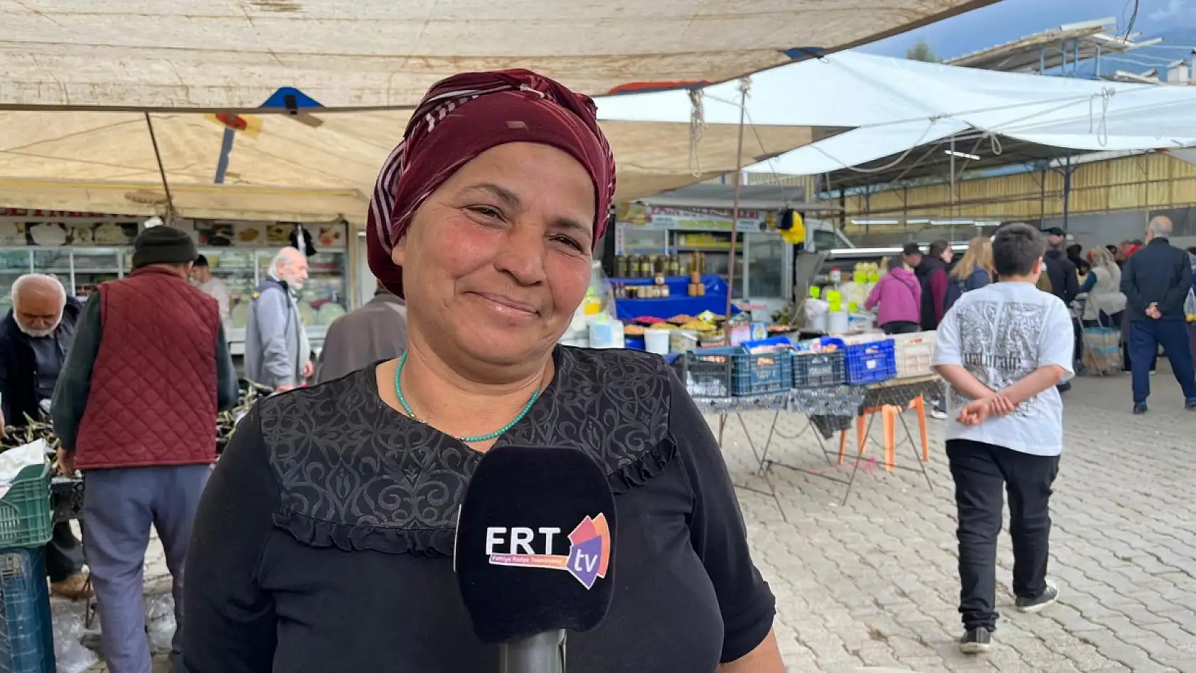 Fethiye Salı Pazarı'nda çiçekçi Zeynep Yaşar, kazancından memnun! Güncel çiçek fiyatları..