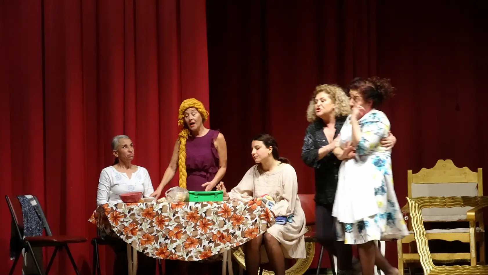 Fethiye Kültür Merkezi'nde 'Bana Masal Anlatma' Tiyatro oyununa yoğun ilgi