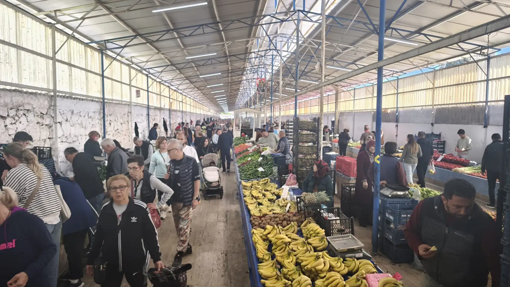 Fethiye Salı Pazarı'nda meyve satışları hareketlendi, işte güncel meyve fiyatları