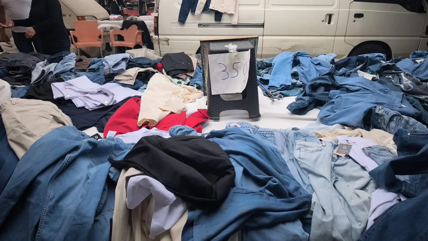 Fethiye Salı Pazarı'ndaki giyim sektöründe haftaya hareketlilik bekleniyor