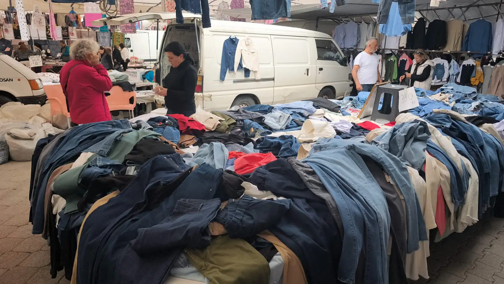 Fethiye Salı Pazarı'ndaki giyim sektöründe haftaya hareketlilik bekleniyor