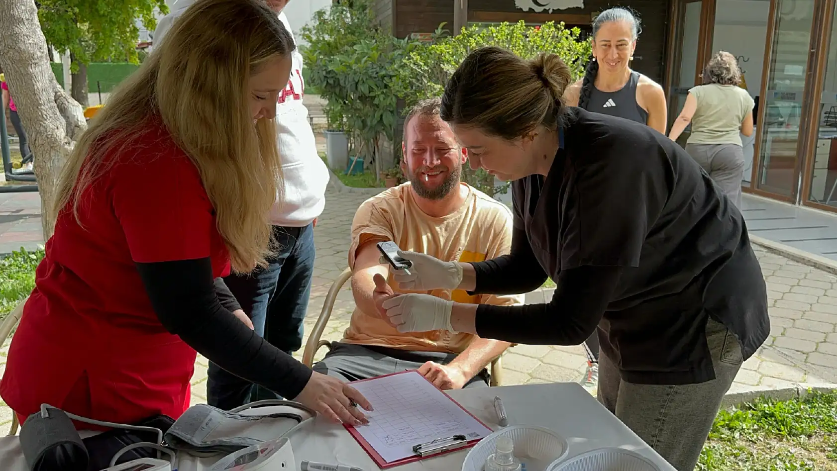 Fethiye Belediyesi'nden kan şekeri tansiyon ölçümü sağlık taraması