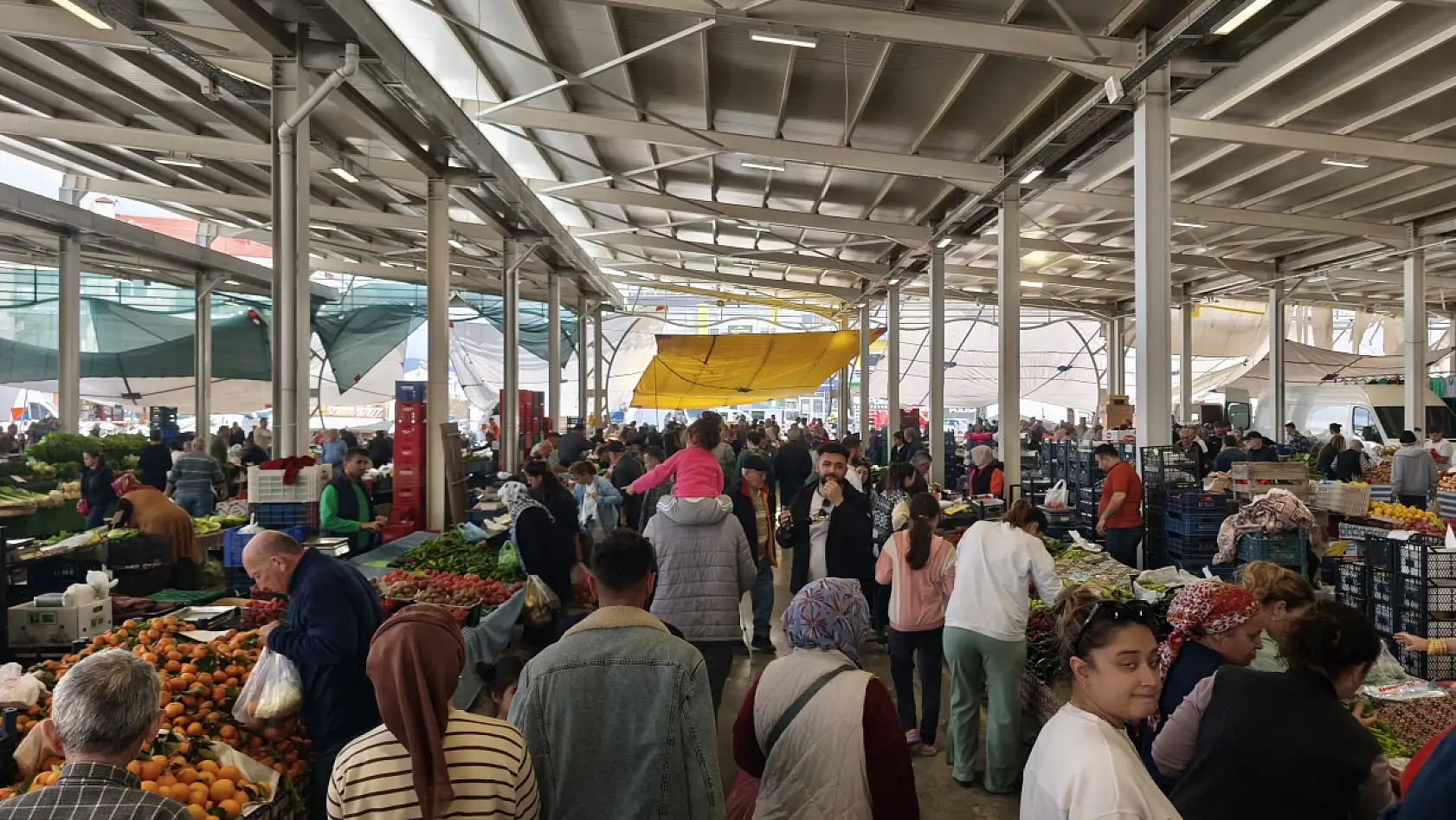 Fethiye Cumartesi Pazarı, arefe gününde doldu taştı