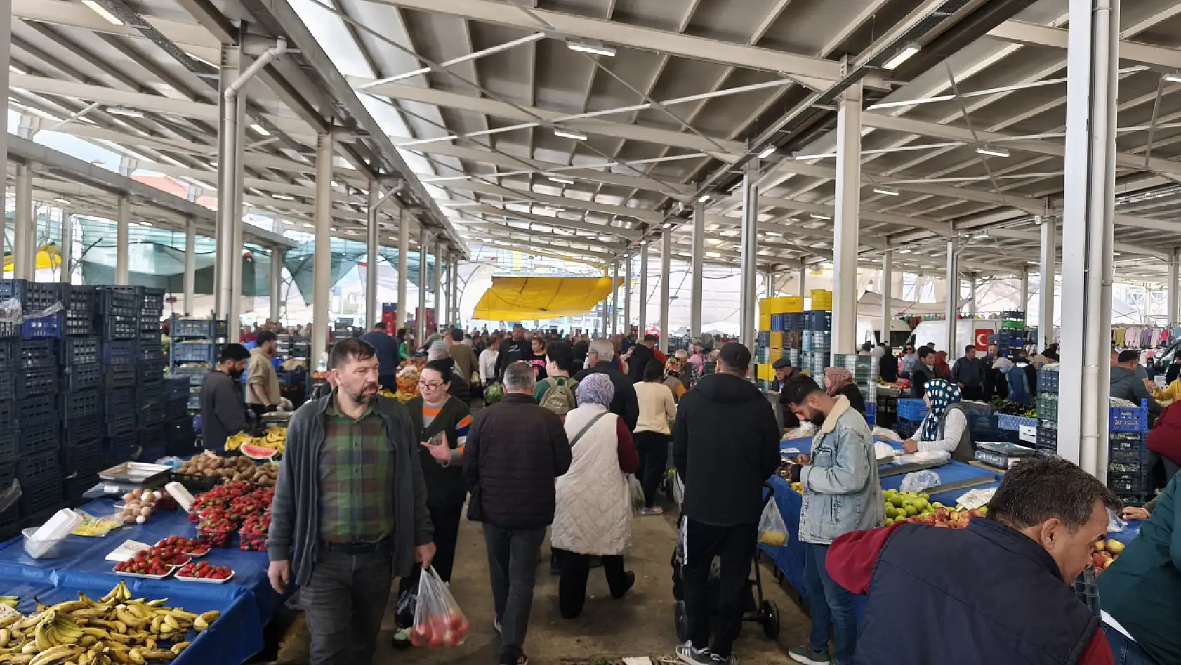 Fethiye Cumartesi Pazarı, arefe gününde doldu taştı