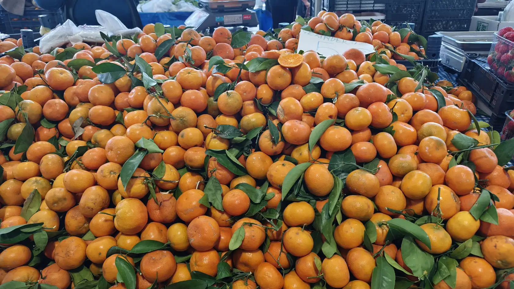 Fethiye Cumartesi Pazarı, arefe gününde doldu taştı