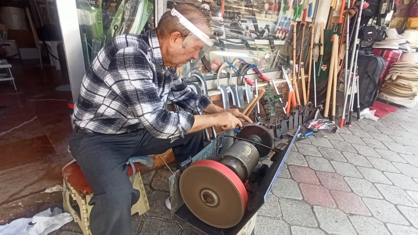 Fethiye'de Kurban Bayramı öncesi bıçak bileme mesaisi başladı