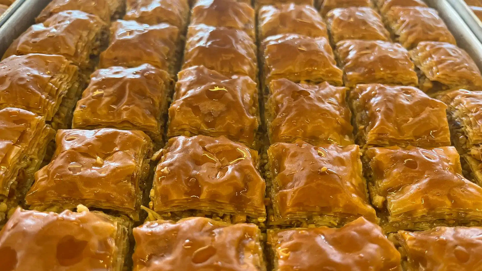 Fethiye'de Bayram Tatlılarına İlgi Arttı: Anteplioğlu Tatlı Dünyası'nda İndirim