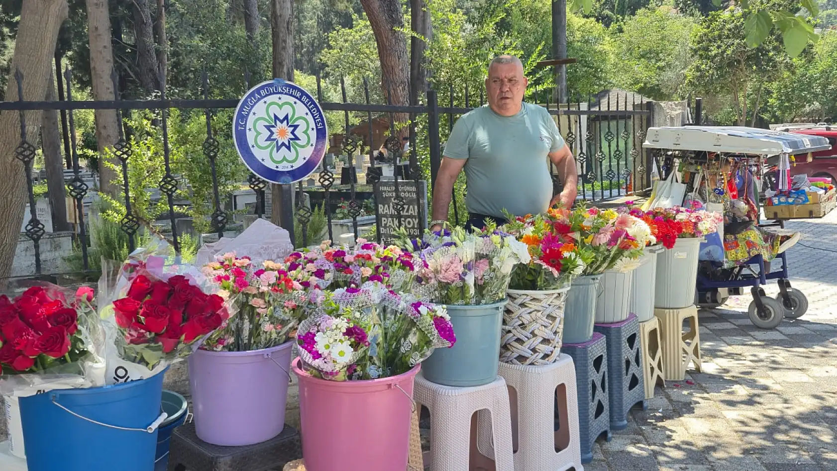Fethiye'de Arife Günü'nde mezarlıklarda yoğunluk yaşanıyor