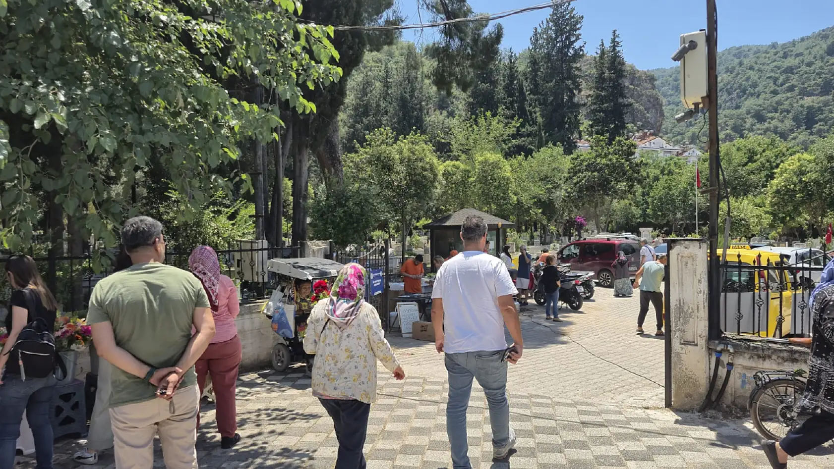 Fethiye'de Arife Günü'nde mezarlıklarda yoğunluk yaşanıyor