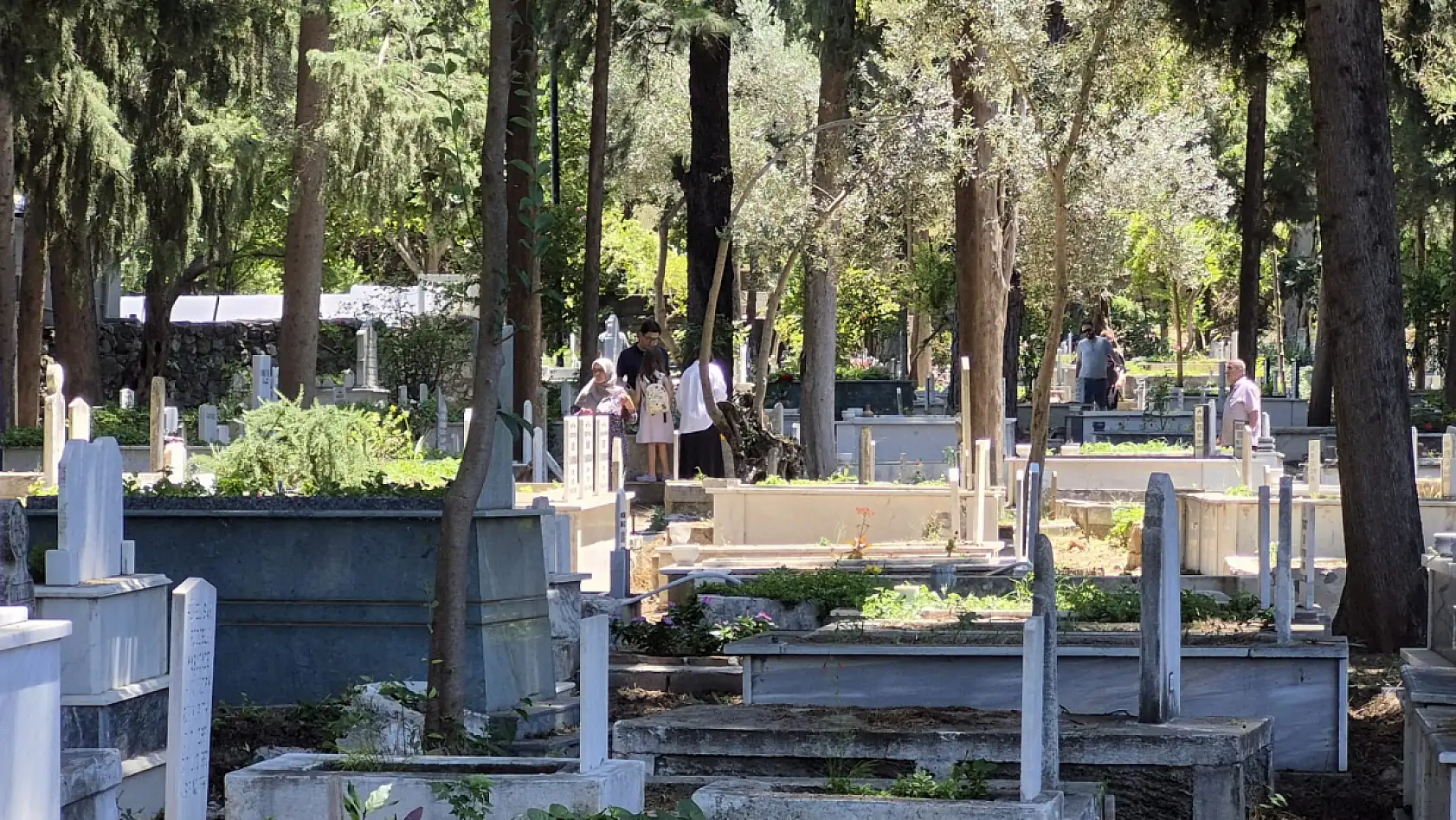 Fethiye'de Arife Günü'nde mezarlıklarda yoğunluk yaşanıyor