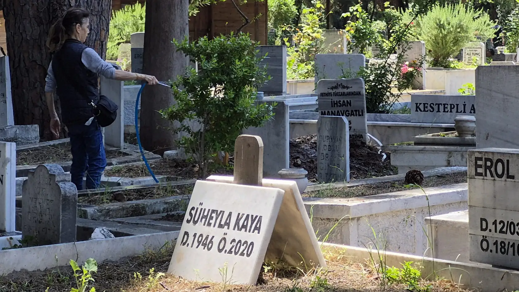 Fethiye'de Arife Günü'nde mezarlıklarda yoğunluk yaşanıyor