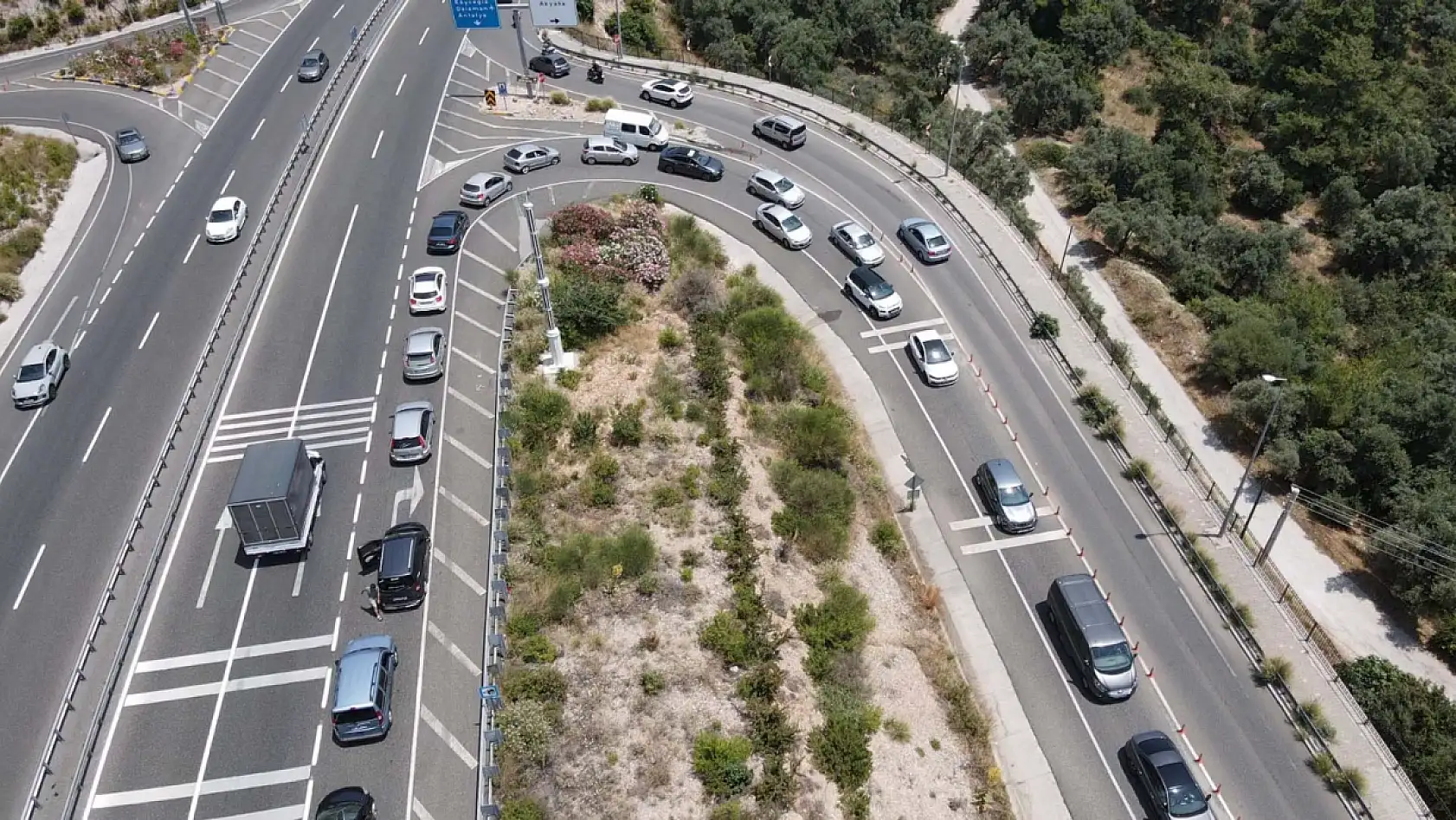 'Sakin Kent' Akyaka'da karayolu ve plajlarda yoğunluk yaşandı