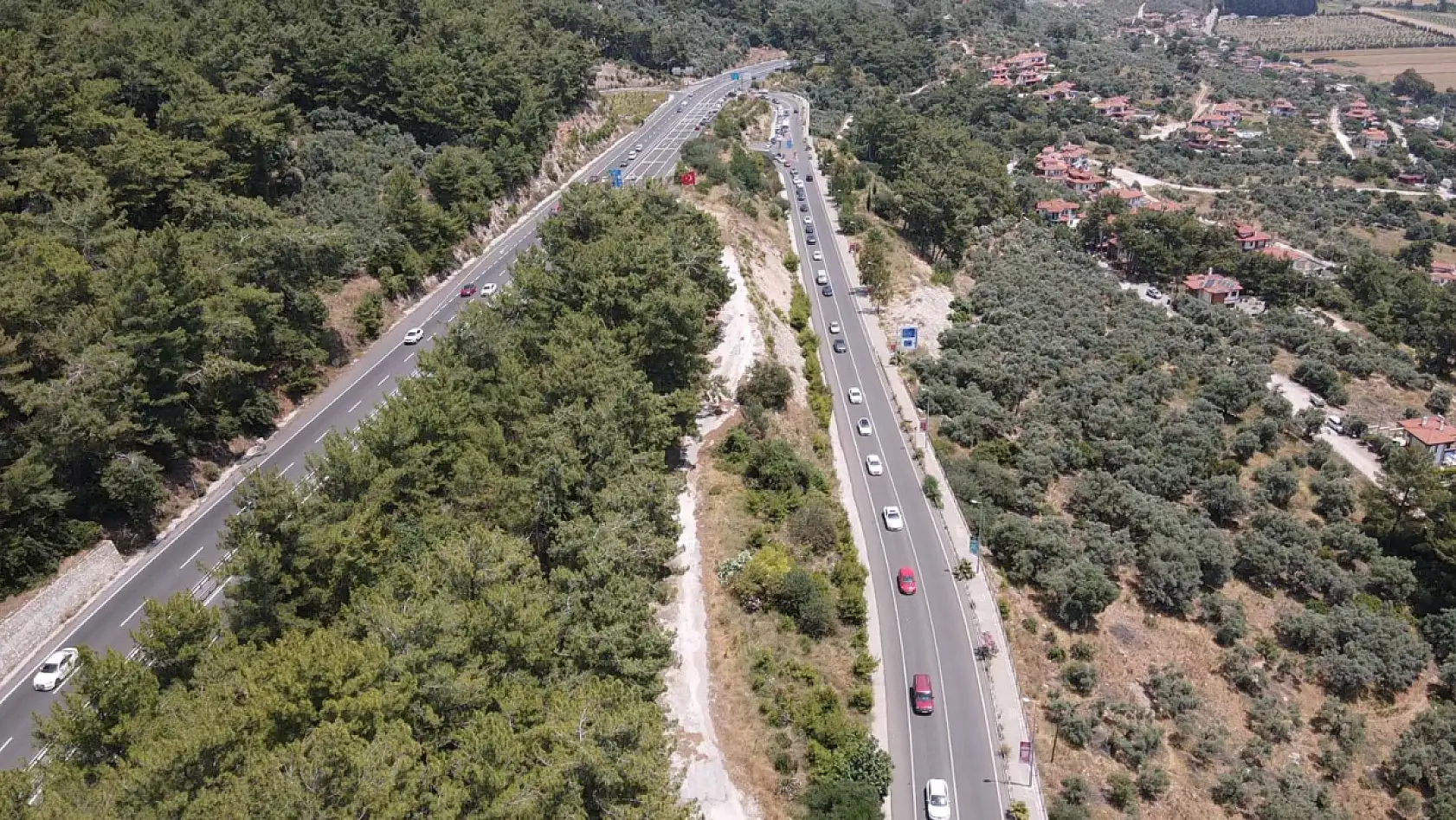 'Sakin Kent' Akyaka'da karayolu ve plajlarda yoğunluk yaşandı