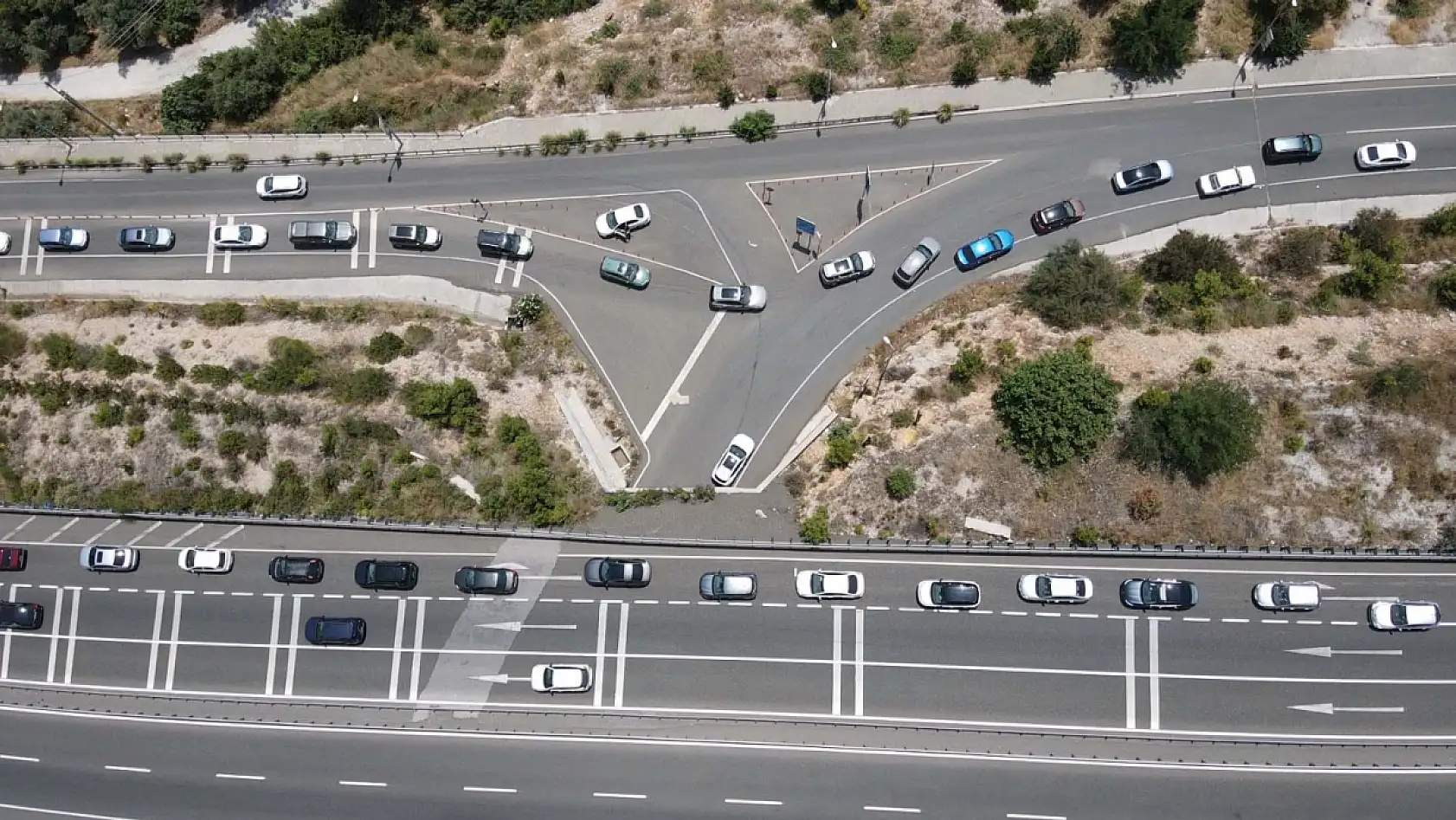 'Sakin Kent' Akyaka'da karayolu ve plajlarda yoğunluk yaşandı