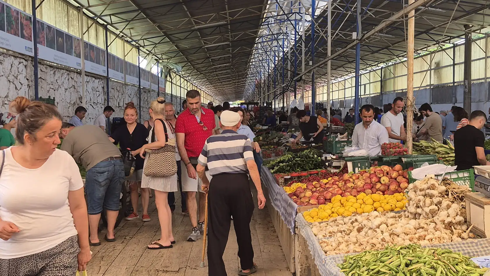 Fethiye Salı Pazarı'nda ürün bol, fiyatlar çok ucuz