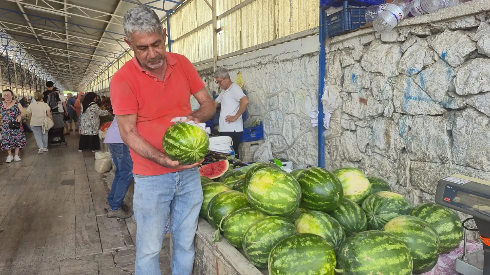 Fethiye'de karpuz mevsimi geldi ve Cuma Pazarı'ndaki yerini aldı