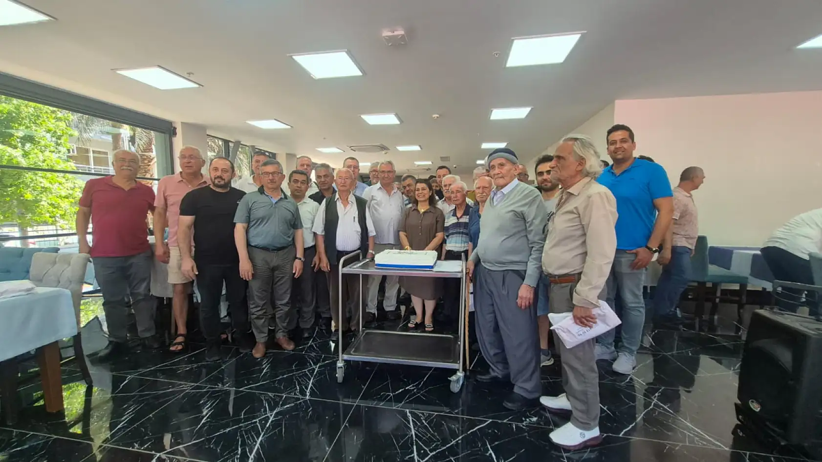 Kesikkapı Muhtarı Süzen Taşar'dan Babalar Günü'ne Özel Kahvaltı Organizasyonu