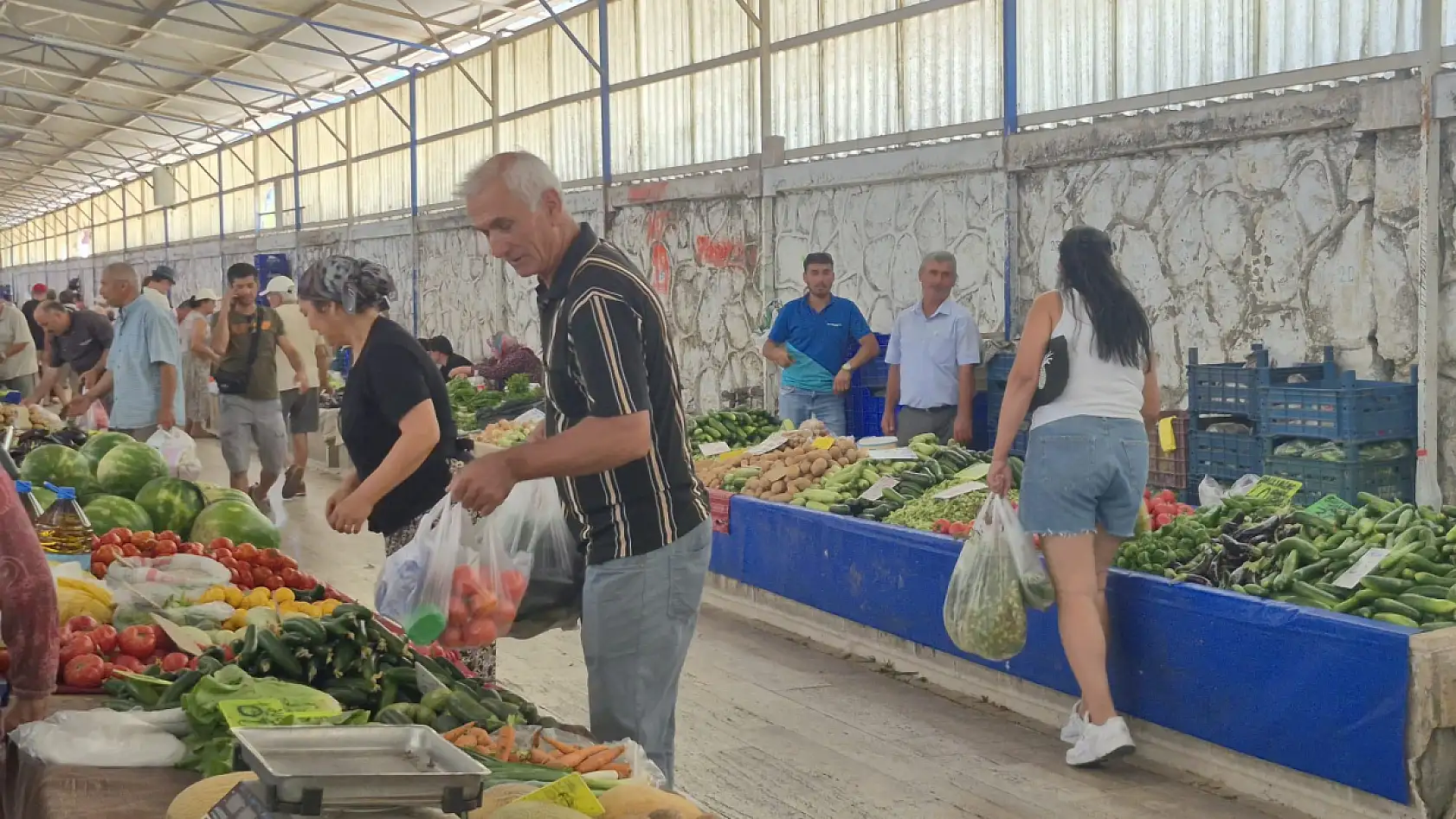 Fethiye Cuma Pazarı'nda durgunluk hâkim, 'Turizm çok zayıf'