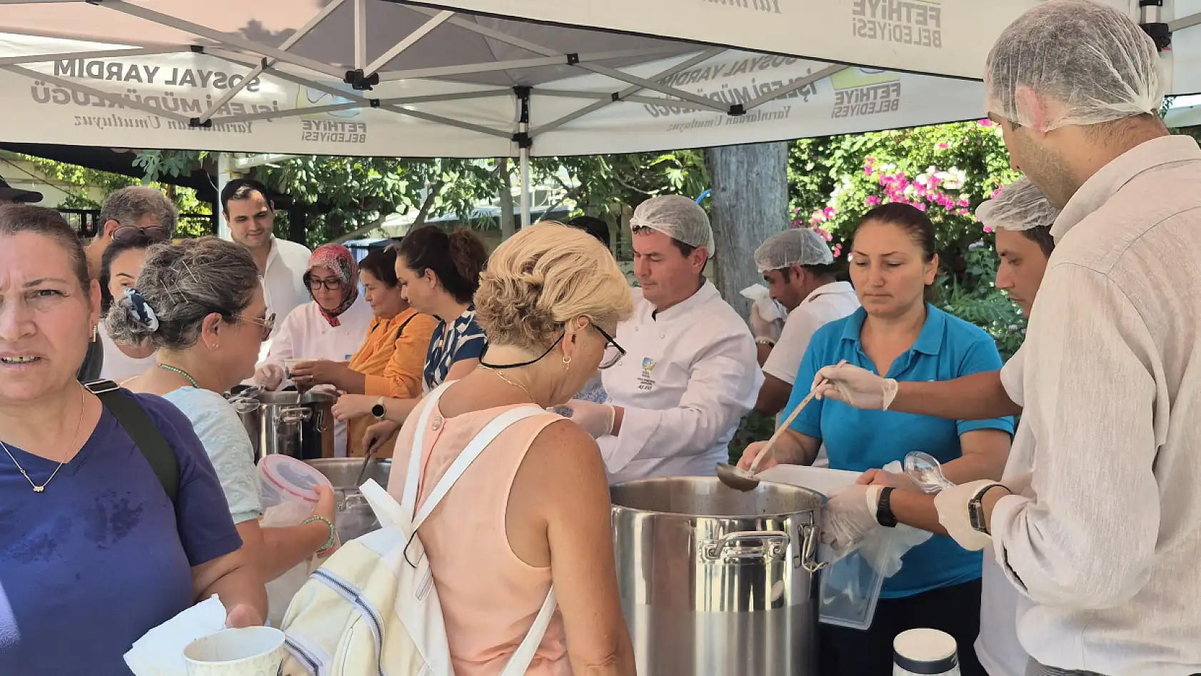 Fethiye Belediyesi'nden aşure ikramı